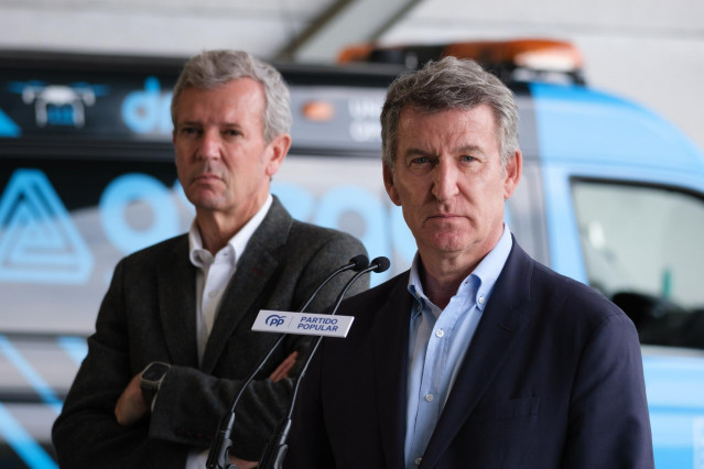 El presidente del Partido Popular, Alberto Núñez Feijóo, interviene ante los medios junto al presidente de la Xunta de Galicia y del PPdeG, Alfonso Rueda, después de visitar el Centro Integrado de Atención a las Emergencias (CIAE), a 2 de mayo de 2025, en