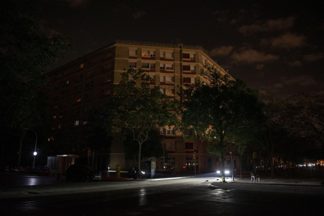 Las calles de la ciudad sin luz durante el apagón en Vigo, Galicia