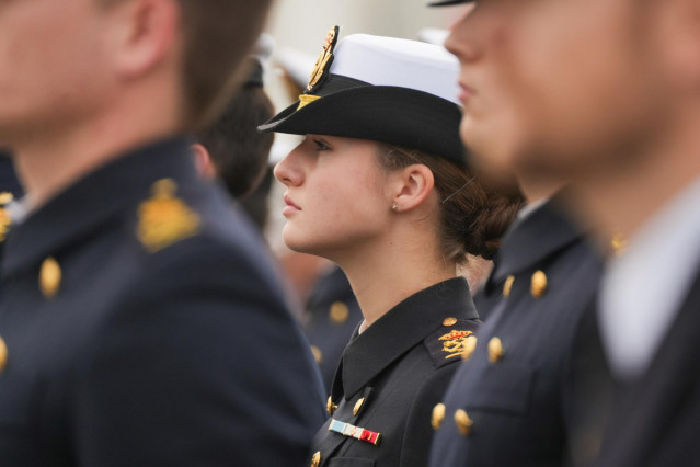 Archivo - La Princesa de Asturias, Leonor de Borbón, embarca en el buque escuela Juan Sebastián Elcano. A 11 de enero de 2025 en Cádiz, Andalucía (España). Los Reyes Felipe VI y Letizia, junto a la ministra de Defensa, Margarita Robles, presiden el acto d
