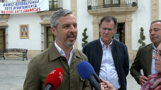 Juan Bravo atiende a la prensa en Burguillos (Sevilla)