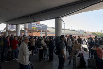 Varias personas esperan en la estación de Atocha tras el apagón eléctrico, a 28 de abril de 2025, en Madrid (España).
