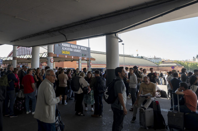 Varias personas esperan en la estación de Atocha tras el apagón eléctrico, a 28 de abril de 2025, en Madrid (España).