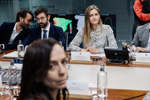 La vicepresidenta tercera y ministra para la Transición Ecológica, Sara Aagesen y la presidenta de REE , Beatriz Corredor, asisten a la reunión para el análisis de la crisis eléctrica, en la sede de REE, a 3 de mayo de 2025, en Madrid (España).