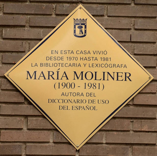 Placa en recuerdo de María Moliner