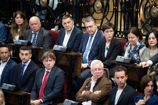 Archivo - El presidente del PNV, Aitor Esteban, y el secretario general del PSE-EE, Eneko Andueza, coinciden en el acto con motivo del 45 aniversario del Parlamento Vasco en la Casa de Juntas de Gernika, en la Casa de Juntas de Guernica, a 31 de marzo de