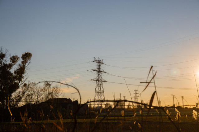 Archivo - Un poste eléctrico, a 12 de enero del 2021, en Barcelona, Cataluña (España).