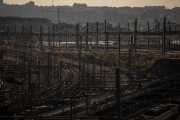 Archivo - Vista general de las vías de la estación de Atocha-Almudena Grandes, a 26 de marzo de 2025, en Madrid (España).