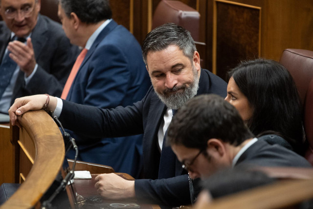 Archivo - El presidente de VOX, Santiago Abascal (c), durante una sesión plenaria en el Congreso de los Diputados