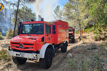 Archivo - Camión del Consorcio Provincial de Bomberos de Valencia en un incendio forestal. Imagen de archivo
