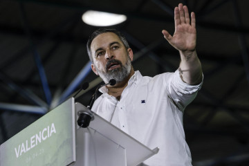 El presidente de VOX, Santiago Abascal, interviene durante una comida con afiliados y simpatizantes, en la Feria Valencia, a 6 de abril de 2025, en Valencia, Comunidad Valenciana (España). Según anu