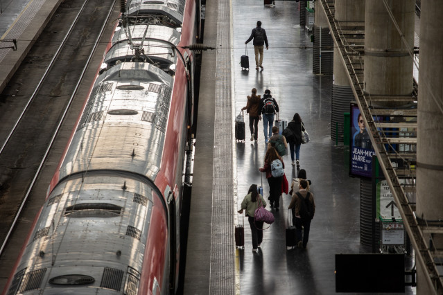Varias personas con maletas en la estación de tren Puerta de Atocha-Almudena Grandes, a 16 de abril de 2025, en Madrid (España)