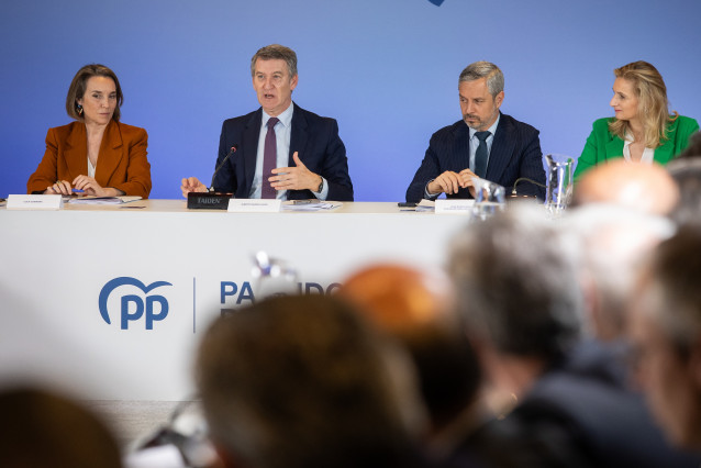 La secretaria general del PP, Cuca Gamarra; el presidente del PP, Alberto Núñez Feijóo, el vicesecretario de Economía, Juan Bravo, y la senadora del PP Paloma Martín.