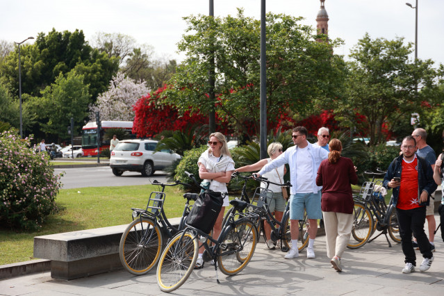 Varios turistas recorren el centro de Sevilla. A 29 de abril de 2025 en Sevilla, Andalucía (España).