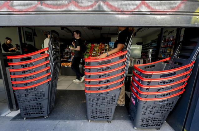 Un supermercado cerrado tras el apagón eléctrico