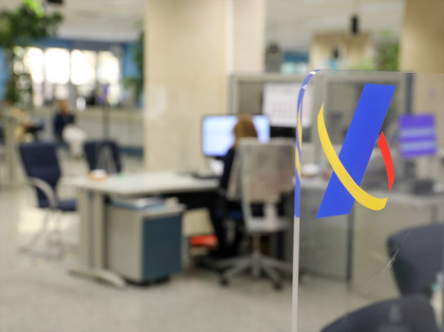 Archivo - Una empleada trabaja en una oficina de la Agencia Tributaria.