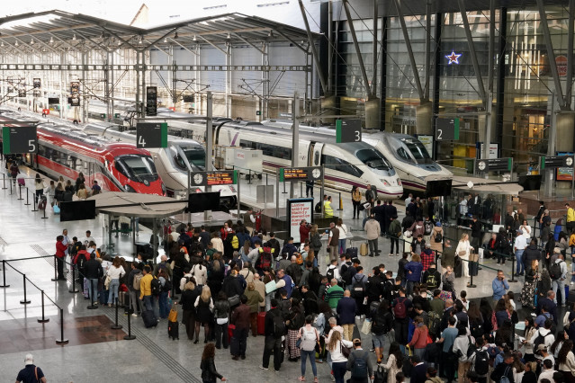 Pasajeros en la estación de Málaga María Zambrano esperando un tren tras el robo de cobre que afectó a línea