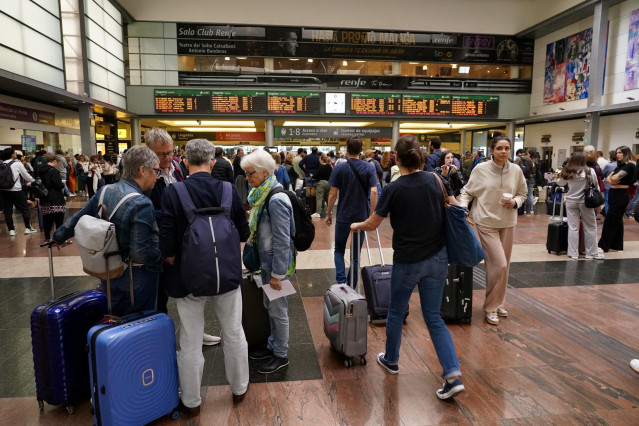 Caos de viajeros en la estación de María Zambrano debido al retraso por el robo de cables de trenes. A 05 de mayo de 2025, en Málaga (Andalucía, España).