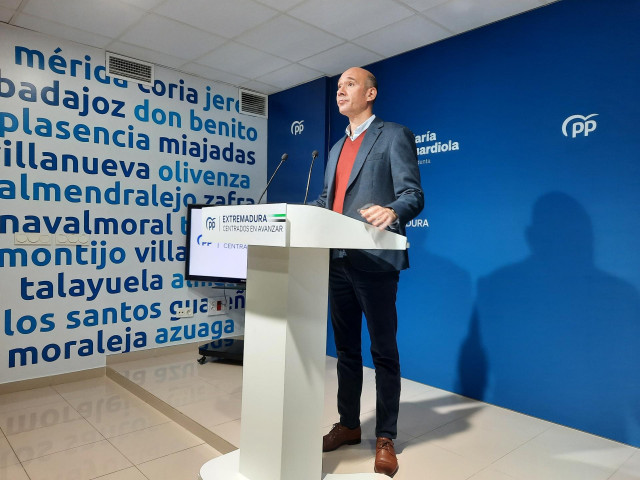 El portavoz del PP de Extremadura, José Ángel Sánchez Juliá, en rueda de prensa
