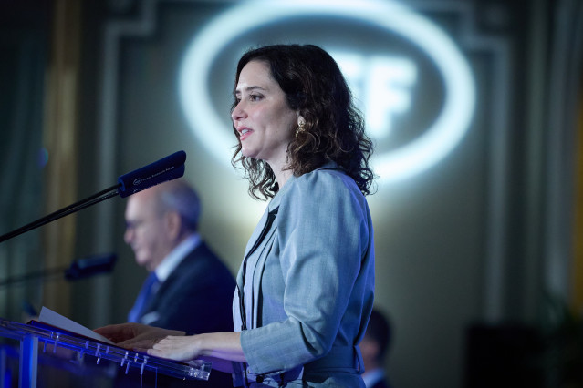 La presidenta de la Comunidad de Madrid, Isabel Díaz Ayuso, presenta al presidente de Cepyme, Gerardo Cueva, durante un desayuno informativo organizado por Fórum Europa este lunes.