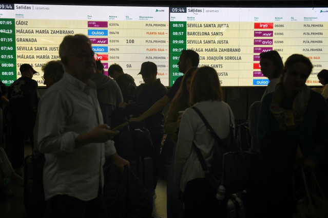 Pantallas de las salidas de trenes en la estación de Atocha-Almudena Grandes, a 5 de mayo de 2025, en Madrid (España)