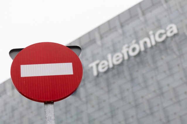 Archivo - Una señal de prohibido frente a la sede de Telefónica, a 28 de noviembre de 2023, en Madrid (España).