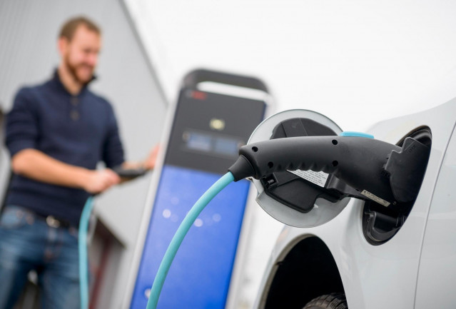 Archivo - Las matriculaciones de turismos eléctricos suben un 75% en abril, hasta las 7.003 unidades.