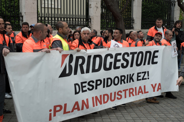 Varios trabajadores de Bridgestone con una pancarta durante una concentración en Madrid  frente a la Embajada de Japón.