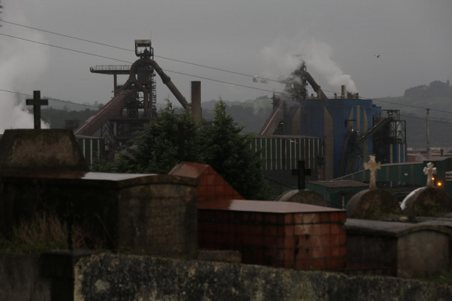 Archivo - Vista de la fábrica de acero de ArcelorMittal en Gijón