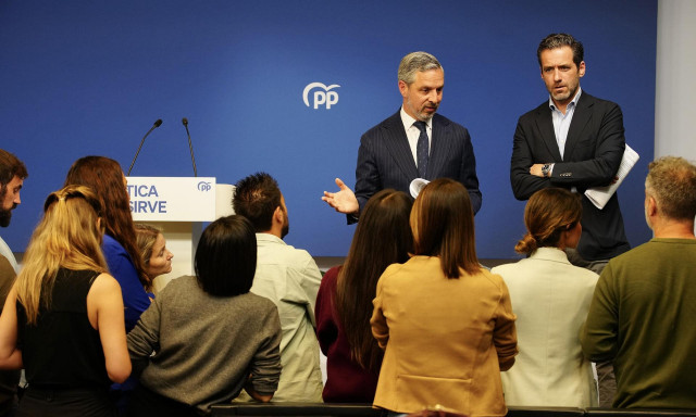 El vicesecretario de Economía del PP, Juan Bravo, y el portavoz nacional del partido, Borja Sémper, en una rueda de prensa en Génova