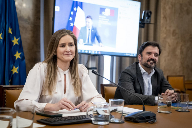 La vicepresidenta del Gobierno y ministra para la Transición Ecológica y el Reto Demográfico, Sara Aagesen y el director General de política energética y minas, Manuel García Hernández, mantienen un encuentro telemático con el ministro de Industria y Ener