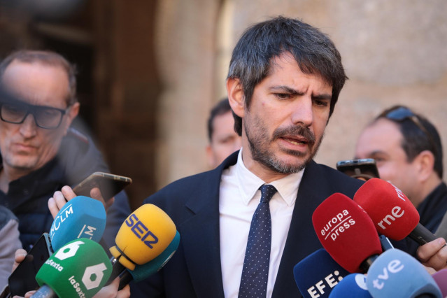 Archivo - El ministro de Cultura, Ernest Urtasun, ofrece declaraciones a los medios, durante su visita a las murallas de Toledo, a 31 de marzo de 2025, en Toledo, Castilla-La Mancha (España).