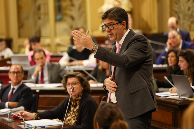 Archivo - El conseller de Turismo del Govern balear, Jaume Bauzà, interviene durante un pleno en el Parlament balear. Archivo.