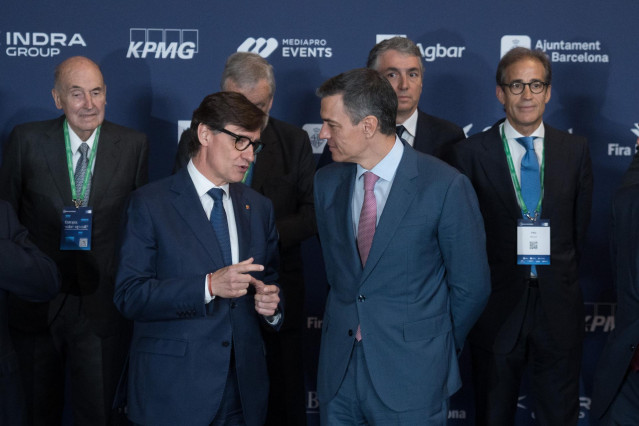 El presidente del gobierno, Pedro Sánchez, y el presidente de la Generalitat de Catalunya, Salvador Illa, durante la 40 Reunió Cercle d'Economia, en el Palau de Congresos de Cataluña, a 5 de mayo de 2025, en Barcelona, Cataluña (España).