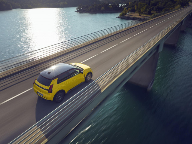 Archivo - El R5 arrebata la corona a Tesla y se convierte en el eléctrico más vendido en España en abril.