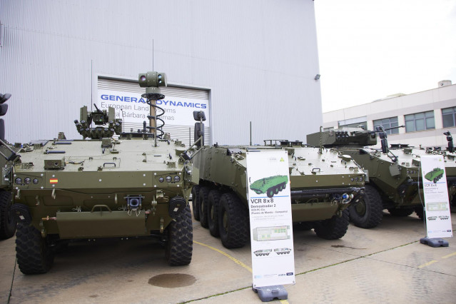 Archivo - Detalle de los nuevos vehículos durante la presentación de los siete primeros Vehículos de Combate sobre Ruedas (VCR) 8x8 Dragón al Ministerio de Defensa y el Ejército de Tierra en la Fábrica de Trubia de GDELS-Santa Bárbara Sistemas en Alcalá d
