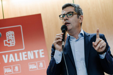 El ministro de Presidencia, Felix Bolaños, durante la celebración del 146 aniversario de la fundación del PSOE, en la Rosaleda del Parque del Oeste de Madrid, a 2 de mayo de 2025, en Madrid (Españ