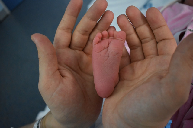 Archivo - Pie de una persona recién nacida.