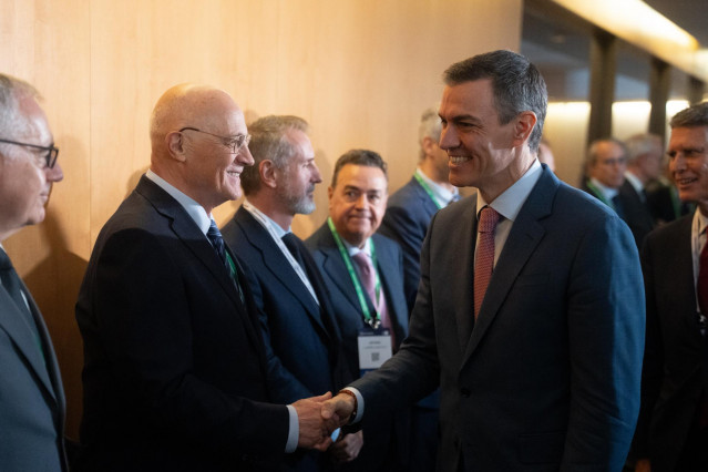 El presidente del Gobierno, Pedro Sánchez (d), saluda al presidente del Banco Sabadell, Josep Oliu (i), durante la 40 Reunió Cercle d'Economia, en el Palau de Congresos de Cataluña, a 5 de mayo de 2025, en Barcelona, Cataluña (España). La edición de este