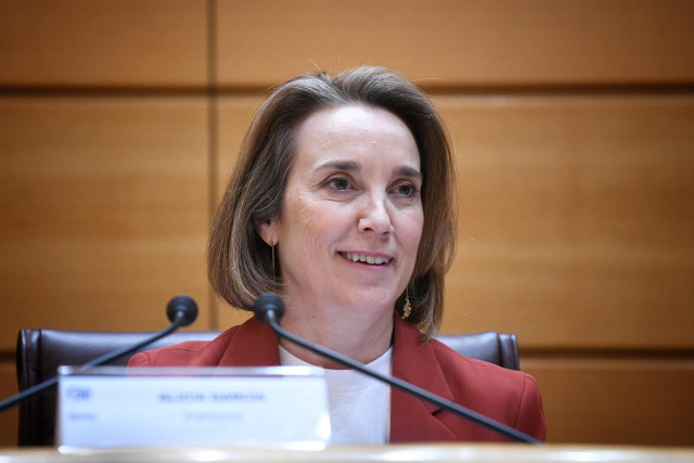 La secretaria general del PP, Cuca Gamarra, asiste a la reunión plenaria del GPP en el Senado, junto a la portavoz del PP en la Cámara Alta, Alicia García, a 8 de abril de 2025, en el Senado, Madrid (España).