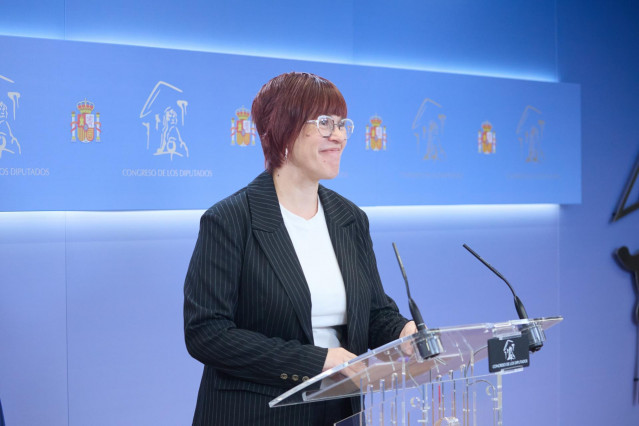 La portavoz de Compromis en el Congreso, Águeda Micó, durante una rueda de prensa anterior a la Junta de Portavoces, en el Congreso de los Diputados, a 6 de mayo de 2025, en Madrid (España).