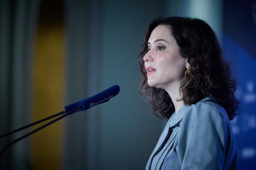 La presidenta de la Comunidad de Madrid, Isabel Díaz Ayuso, presenta al presidente de Cepyme, Gerardo Cueva, durante un desayuno informativo organizado por Fórum Europa, en el Hotel Mandarin Orienta