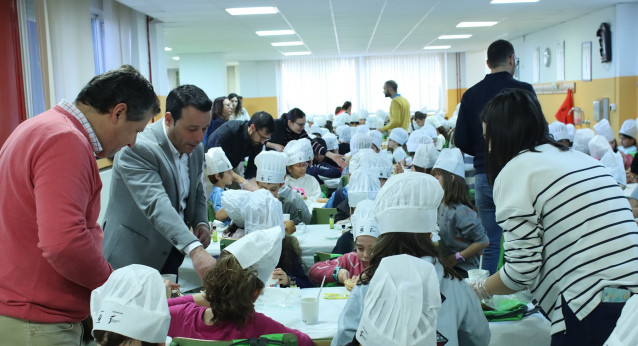 Niños tomando lácteos en un comedor escolar