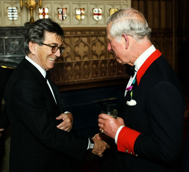 Imagen de Héctor Colonques y el entonces príncipe de Gales en 2016