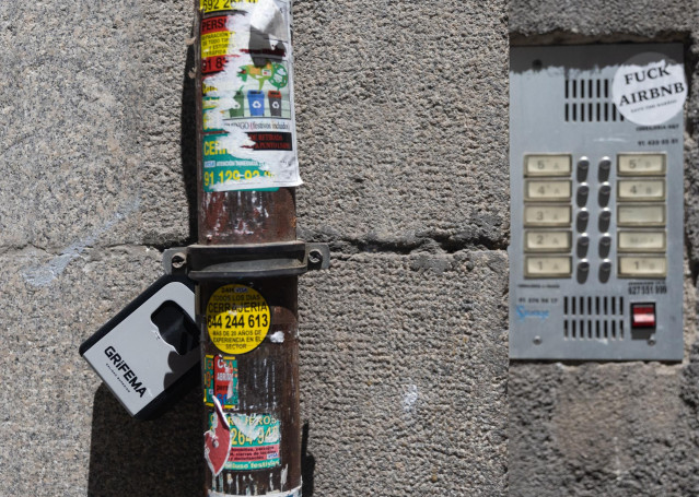 Archivo - Caja de seguridad para las llaves de una piso de alquiler turístico, a 17 de junio de 2024, en Madrid (España).