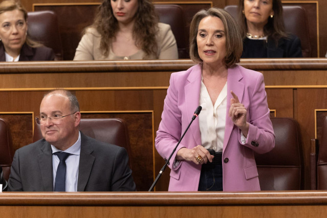 La secretaria general del PP, Cuca Gamarra, interviene, durante una sesión de control al Gobierno, en el Congreso de los Diputados, a 9 de abril de 2025, en Madrid (España).