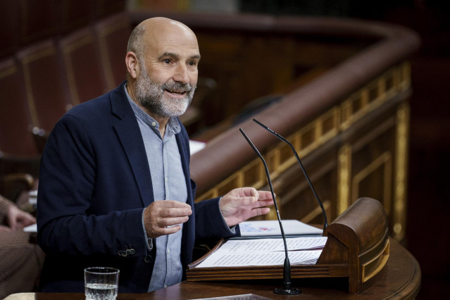 El diputado del BNG Néstor Rego durante una sesión plenaria en el Congreso de los Diputados, a 8 de abril de 2025, en Madrid (España).