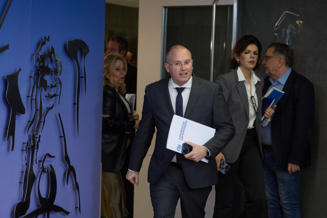 El portavoz del PP en el Congreso, Miguel Tellado, llega a una rueda de prensa anterior a la Junta de Portavoces, en el Congreso de los Diputados, a 6 de mayo de 2025, en Madrid (España).