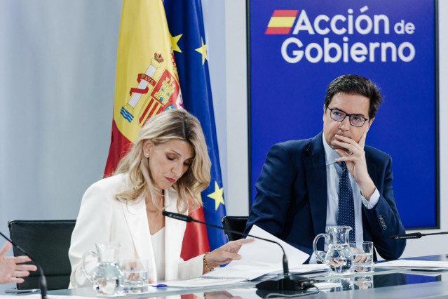 La vicepresidenta segunda y ministra de Trabajo y Economía Social, Yolanda Díaz, y el ministro para la Transformación Digital y de la Función Pública, Óscar López, durante una rueda de prensa posterior a la reunión del Consejo de Ministros, en el Palacio
