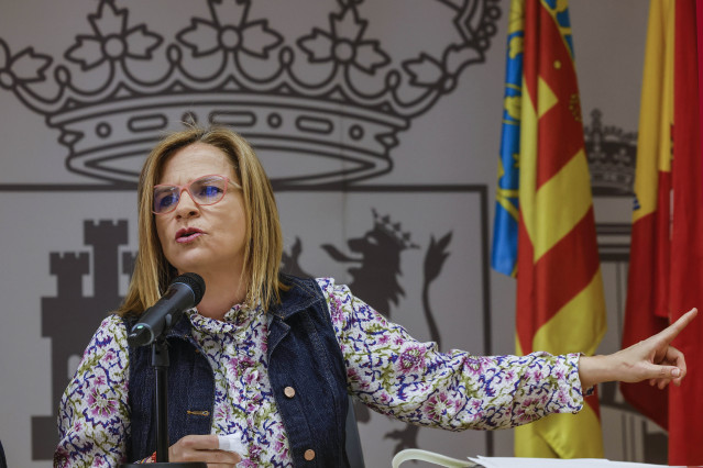 La delegada del Gobierno en la Comunitat Valenciana, Pilar Bernabé, acompañada por el comisionado del Gobierno para la reconstrucción, José María Ángel, ofrece declaraciones en la Delegación del Gobierno, a 6 de mayo de 2025, en Valencia, Comunidad Valenc