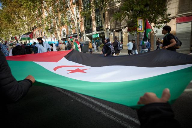Archivo - Varias personas sujetan una bandera durante una manifestación en apoyo al Sahara Occidental
